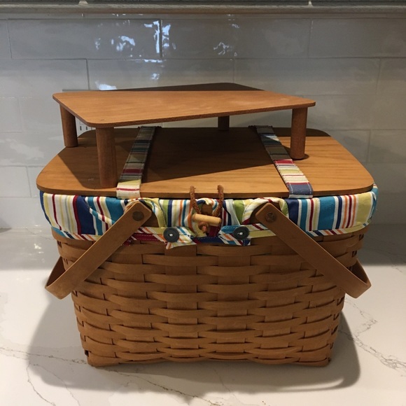 Longaberger Larger Picnic Basket #10324 / 2007 - Picture 1 of 16